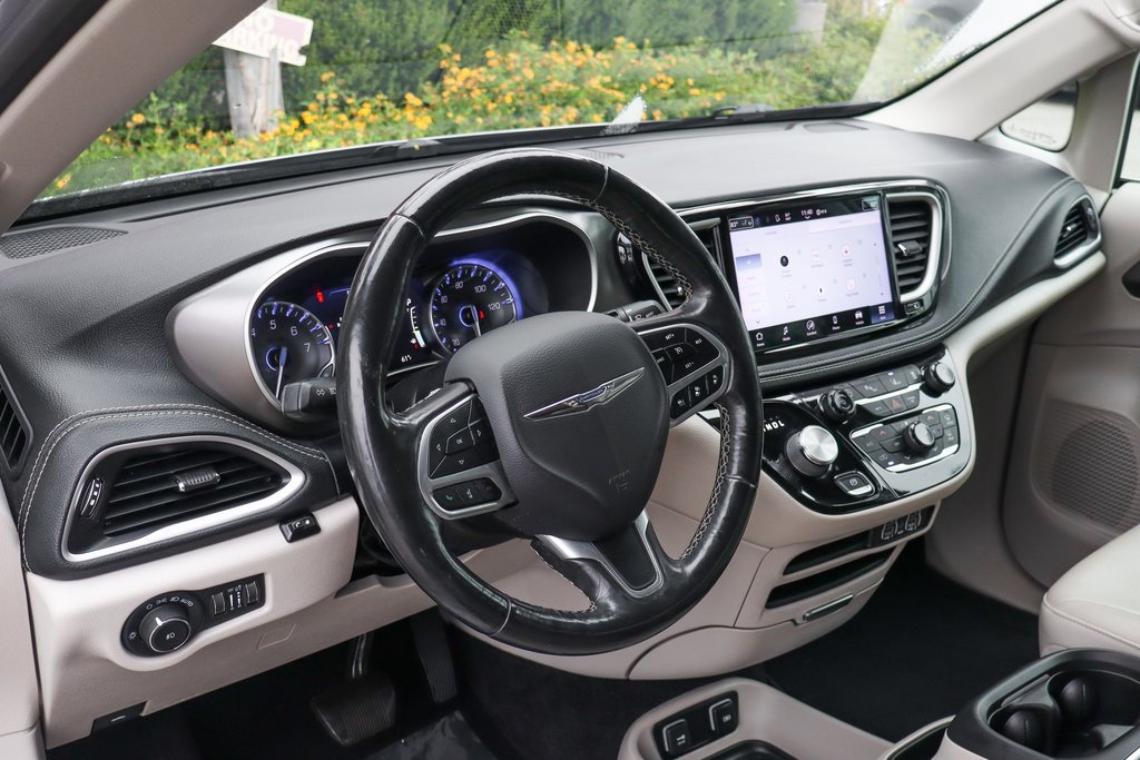 Used 2021 Chrysler Pacifica Touring-L FWD image 19