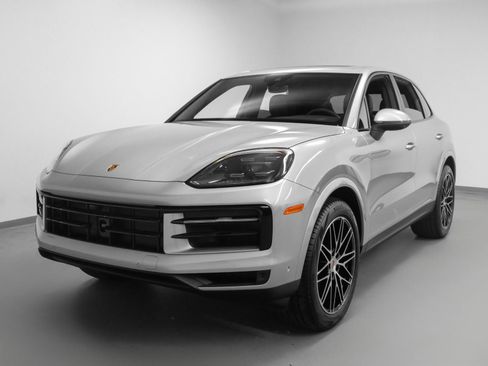 Used 2025 Porsche Cayenne image 6