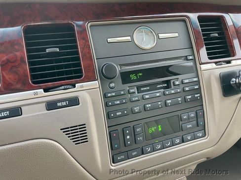Used 2003 Lincoln Town Car Signature RWD image 21
