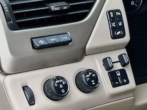 Used 2015 GMC Yukon Denali w/ Premium Package AWD/4WD image 10
