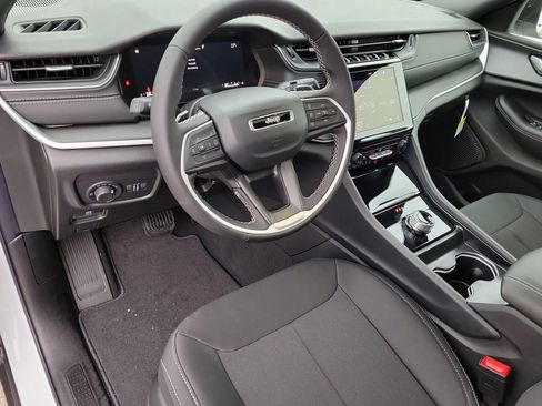 New 2025 Jeep Grand Cherokee L Laredo image 21