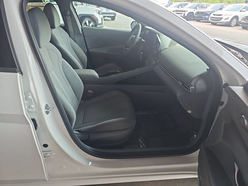 Certified 2023 Hyundai Elantra SE FWD image 10