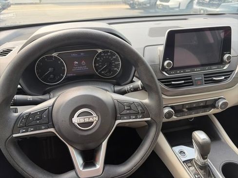 Used 2025 Nissan Altima 2.5 SV FWD image 10