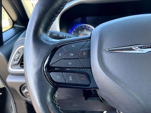 Used 2021 Chrysler Pacifica Touring-L w/ Uconnect Theater Family Group FWD image 21