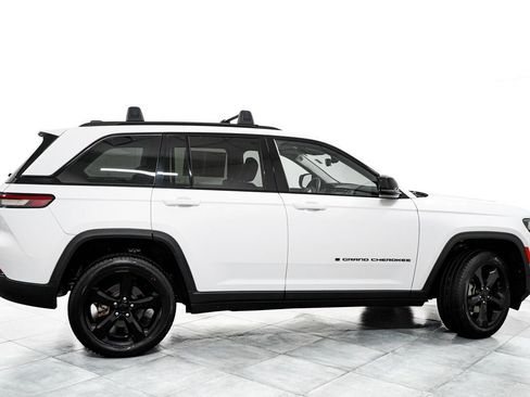 Used 2023 Jeep Grand Cherokee Limited w/ Black Appearance Package AWD/4WD image 7