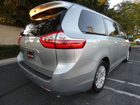 Used 2015 Toyota Sienna XLE image 8