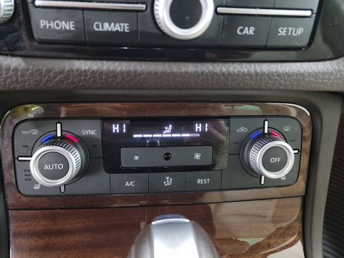 Used 2015 Volkswagen Touareg Sport image 19