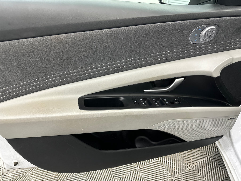 Used 2025 Hyundai Elantra Limited FWD image 11