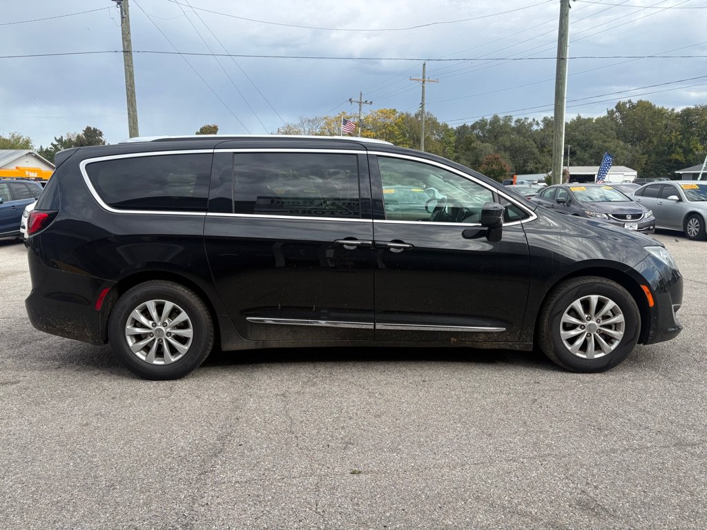 Used 2019 Chrysler Pacifica Touring-L FWD image 3