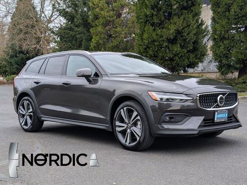 Used 2025 Volvo V60 B5 Cross Country Plus image 1