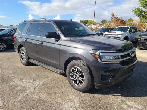 Used 2023 Ford Expedition XLT image 4