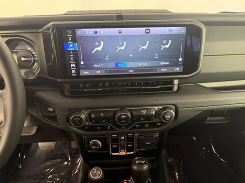 Used 2024 Jeep Wrangler Unlimited Sahara w/ Technology Group AWD/4WD image 20