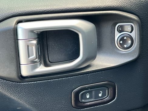 Used 2018 Jeep Wrangler Unlimited Sahara w/ Uconnect 4C Nav & Sound Group AWD/4WD image 13