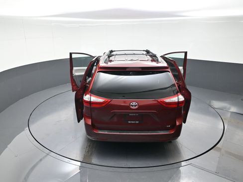 Used 2015 Toyota Sienna LE image 13