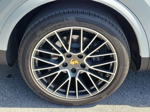 Certified 2023 Porsche Cayenne AWD/4WD image 14