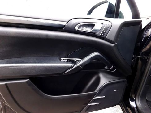 Used 2017 Porsche Cayenne Platinum Edition image 14