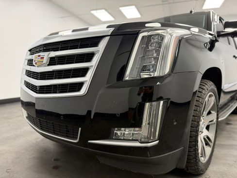 Used 2017 Cadillac Escalade Luxury AWD/4WD image 17