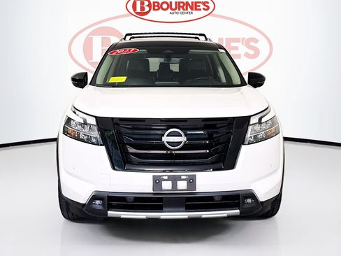 Used 2023 Nissan Pathfinder SL w/ Black Appearance Package AWD/4WD image 5