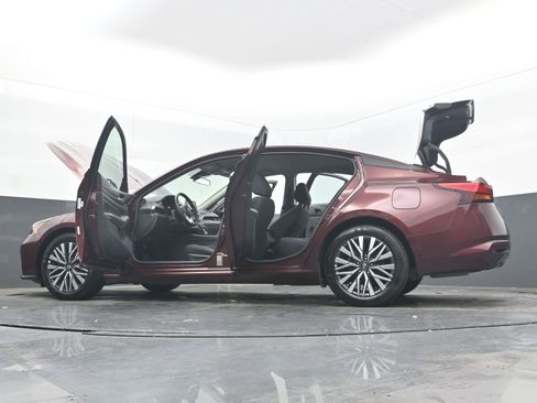 Used 2025 Nissan Altima 2.5 SV FWD image 40