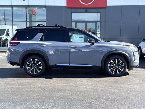 New 2026 Nissan Pathfinder Platinum image 2