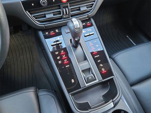 Used 2025 Porsche Macan image 14