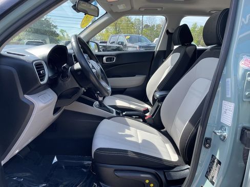 Used 2025 Hyundai Venue SEL image 4