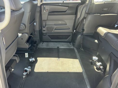 Used 2015 Honda Odyssey Touring Elite image 23