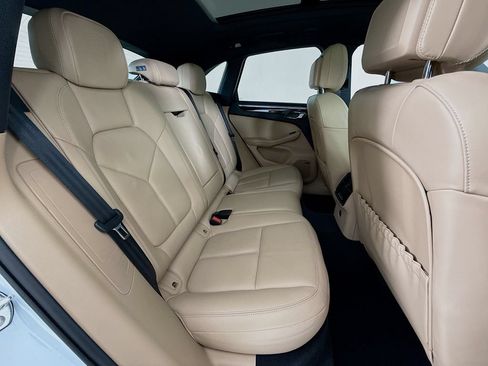 Certified 2025 Porsche Macan AWD/4WD image 29