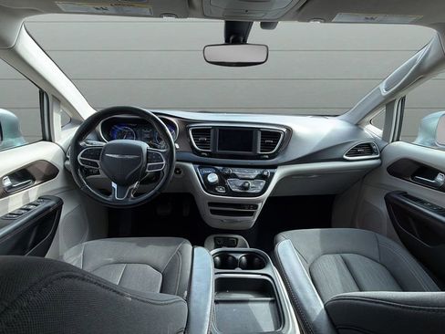 Used 2019 Chrysler Pacifica Touring Plus w/ Tire & Wheel Group image 9