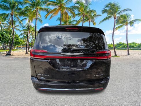 New 2026 Chrysler Pacifica Limited FWD image 4