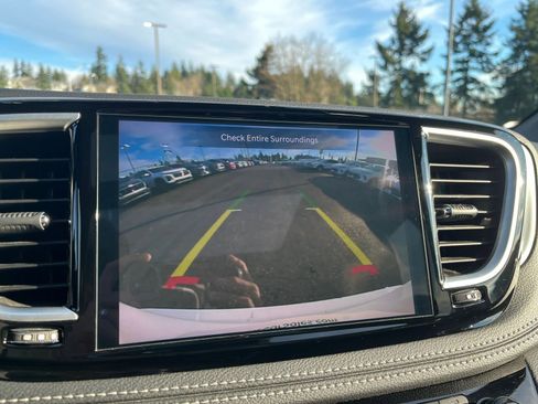 Used 2025 Chrysler Pacifica Limited image 27