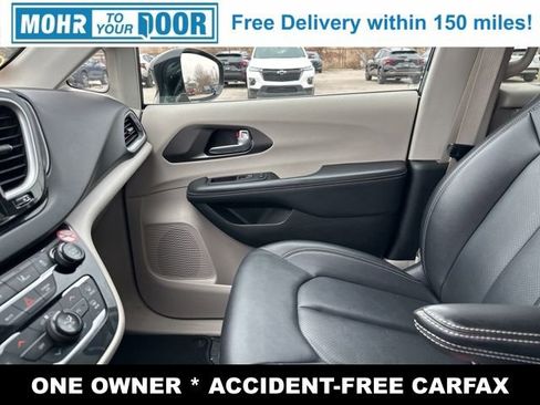 Used 2024 Chrysler Pacifica Touring-L image 25