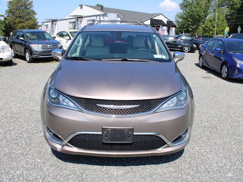 Used 2017 Chrysler Pacifica Limited FWD image 3