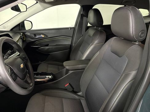 Used 2025 Chevrolet Trax LT FWD image 17