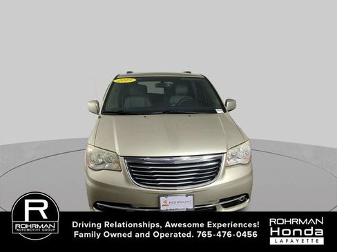 Used 2013 Chrysler Town & Country Touring FWD image 3