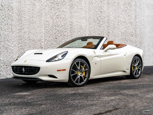 Used 2011 Ferrari California RWD image 7