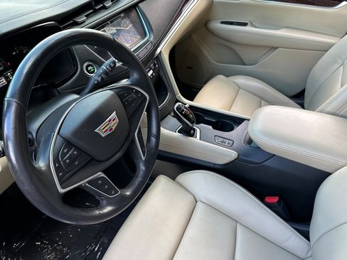 Used 2017 Cadillac XT5 Premium Luxury w/ Driver Assist Package FWD image 4