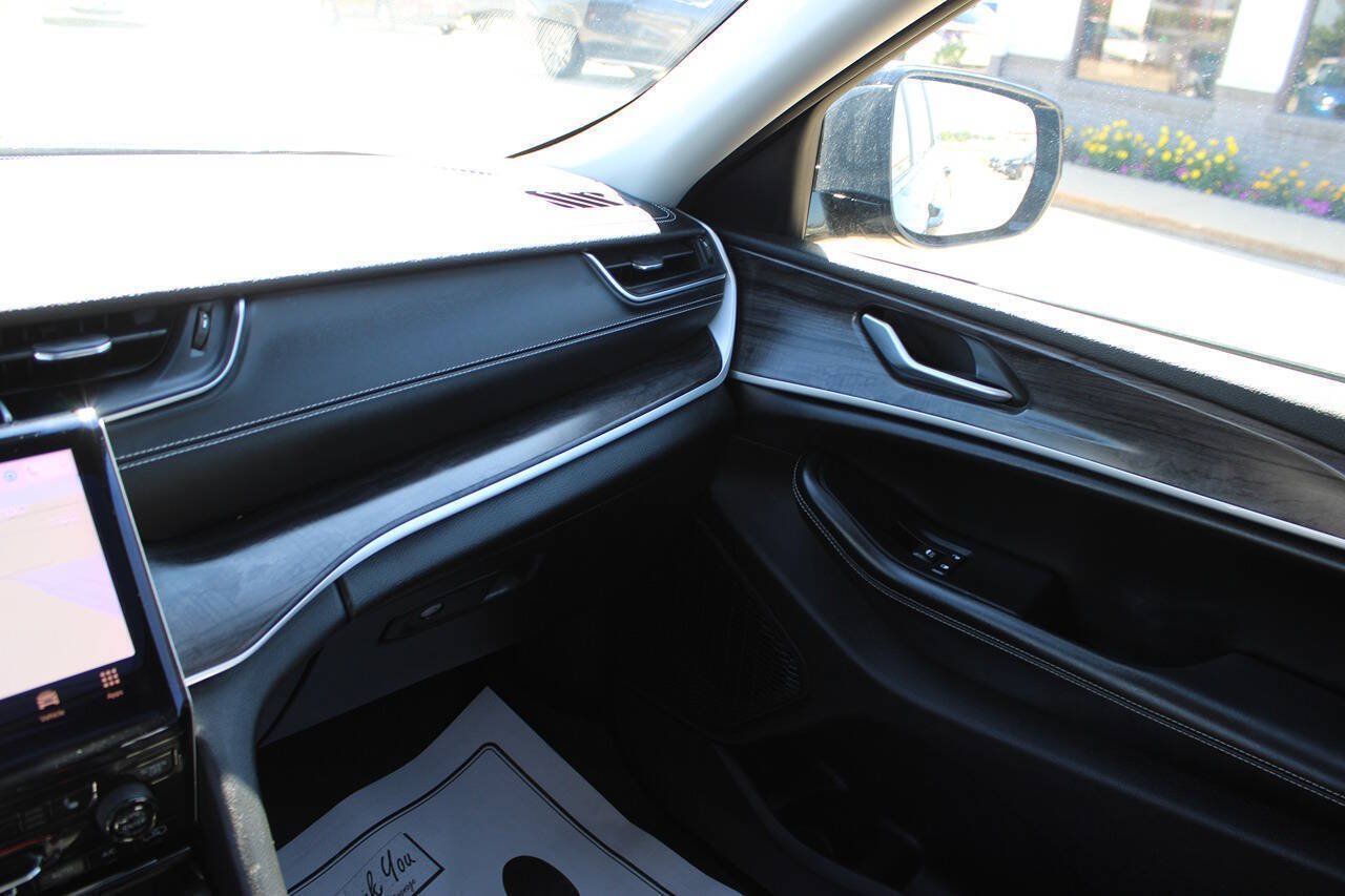 Used 2023 Jeep Grand Cherokee L Limited AWD/4WD image 18