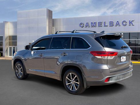 Used 2018 Toyota Highlander XLE AWD/4WD image 4
