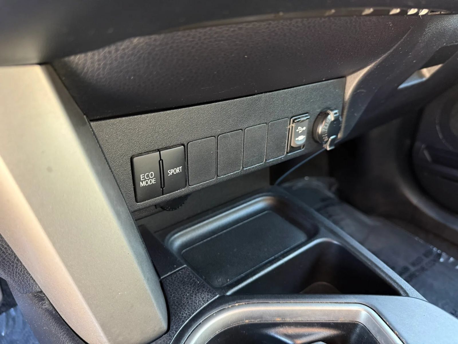 Used 2018 Toyota RAV4 XLE w/ Plus Extra Value Package FWD image 30