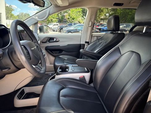 Used 2023 Chrysler Pacifica Touring-L FWD image 12
