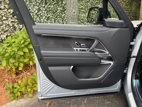 New 2025 Land Rover Range Rover SE image 8