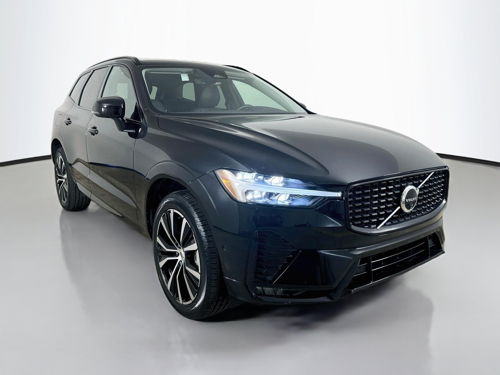Used 2024 Volvo XC60 B5 Plus w/ Climate Package AWD/4WD image 3