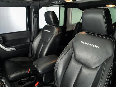 Used 2015 Jeep Wrangler Unlimited Rubicon w/ Connectivity Group image 5