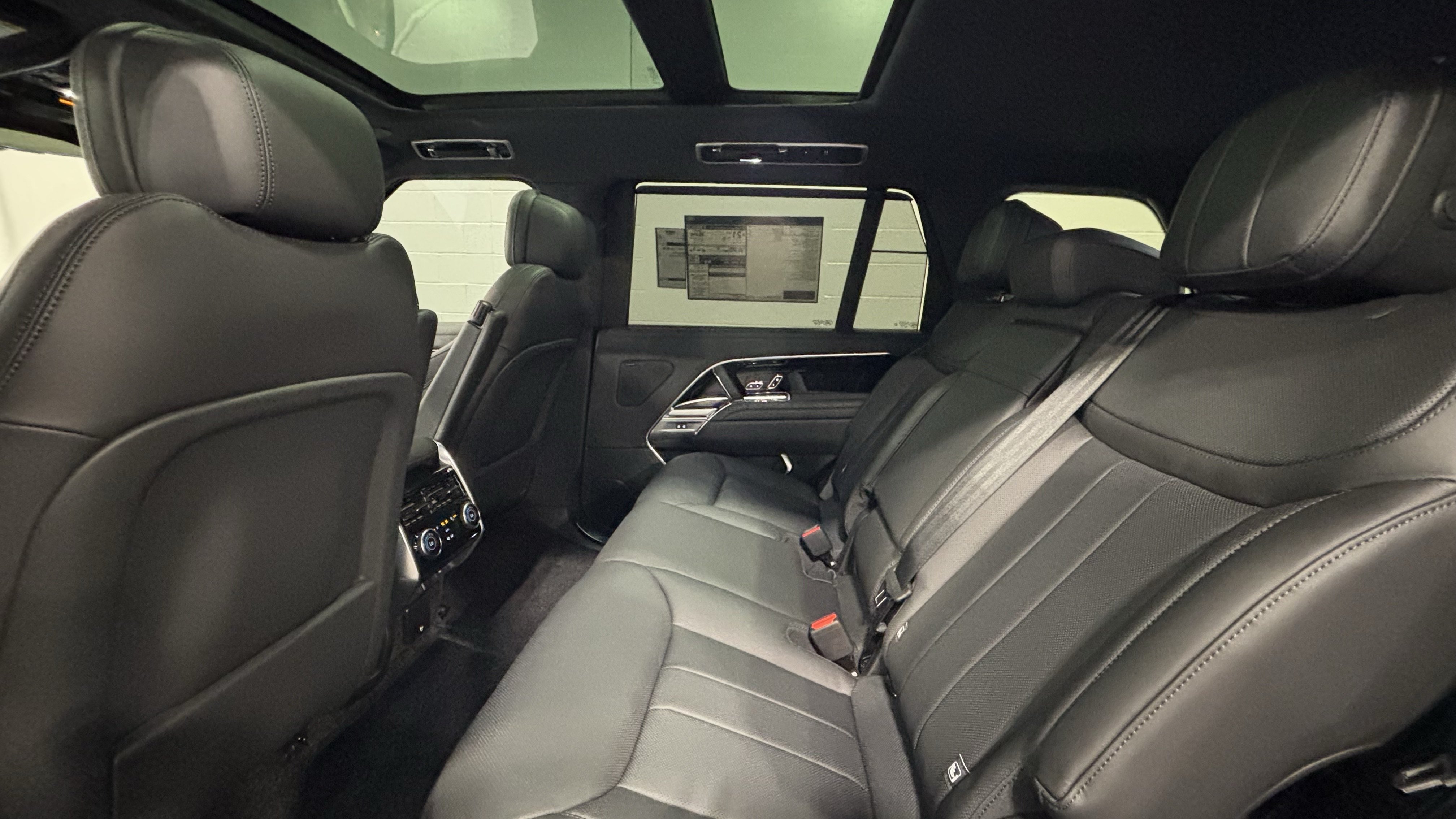 New 2026 Land Rover Range Rover Long Wheelbase SE AWD/4WD image 6