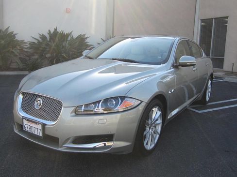 Used 2013 Jaguar XF image 6