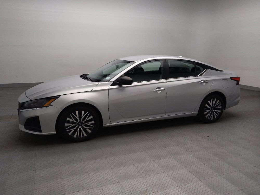 Used 2024 Nissan Altima 2.5 SV FWD image 2
