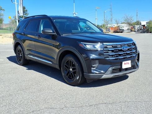 Used 2025 Ford Explorer Active RWD image 2