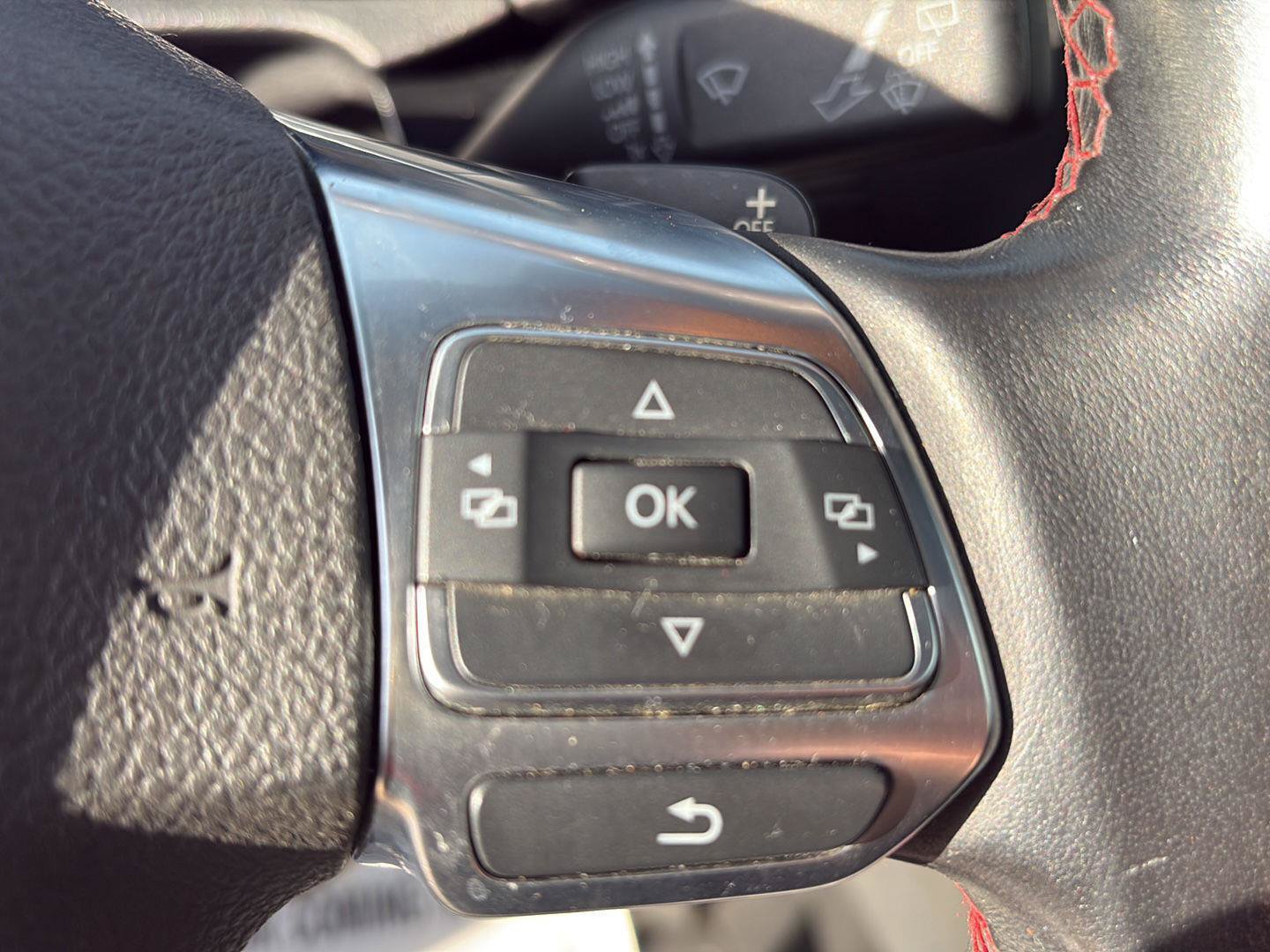 Used 2011 Volkswagen Golf 4-Door FWD image 14
