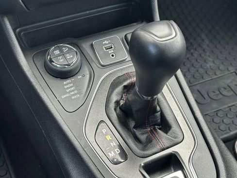 Used 2022 Jeep Cherokee Trailhawk w/ Comfort/Convenience Group AWD/4WD image 29